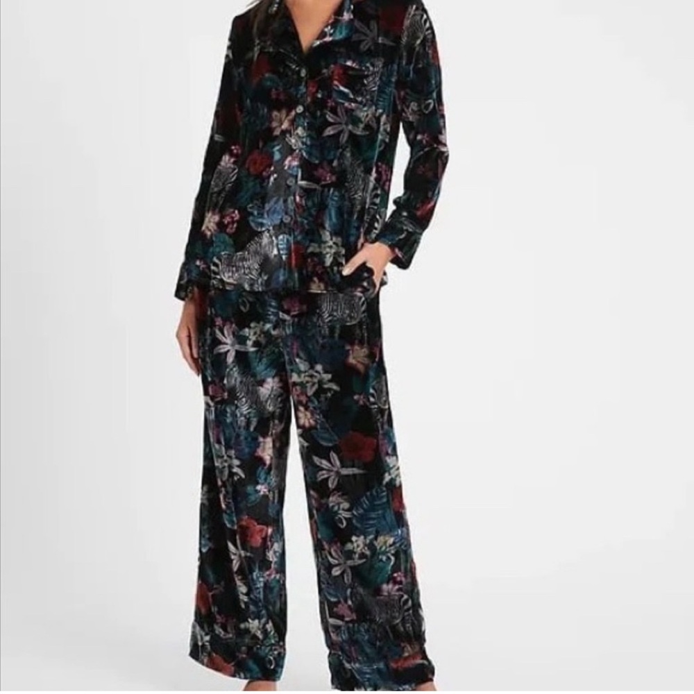 Banana Republic Velvet Pajama Set- Medium
Watercolor Zebra
Like new- worn once. - Picture 2 of 8